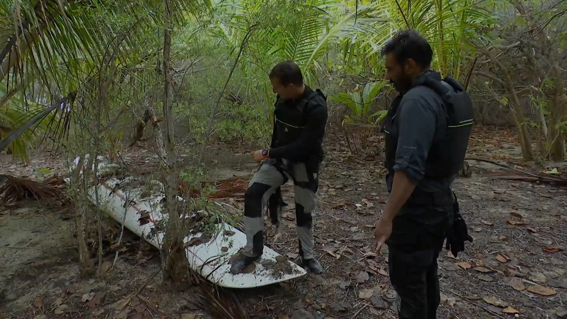 Into.the.Wild.With.Bear.Grylls.and.Ajay (7)