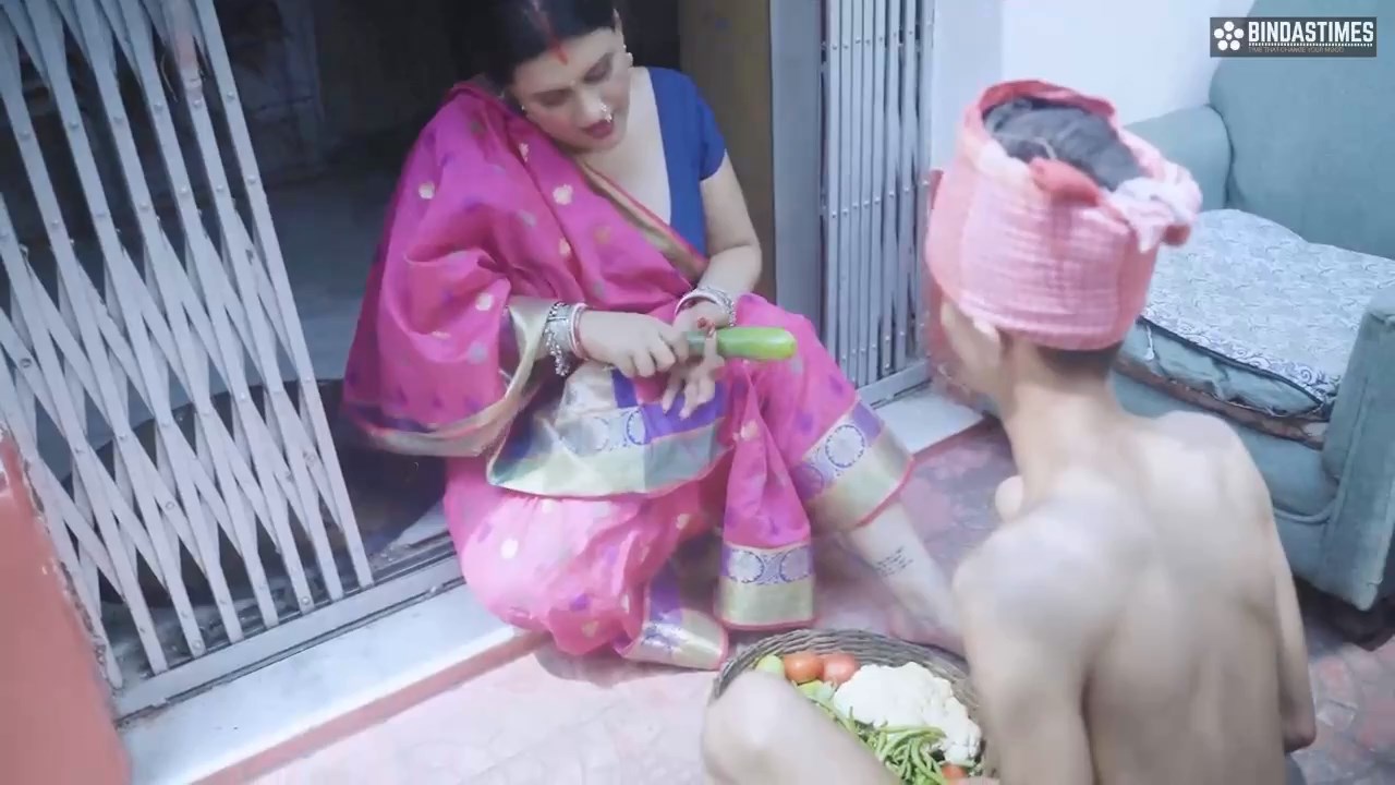 Desi Sabjiwala Fucks Big Boobs Bhabhiji While Selling Grocery to Her (Hindi Audio).ts snapshot 01.43