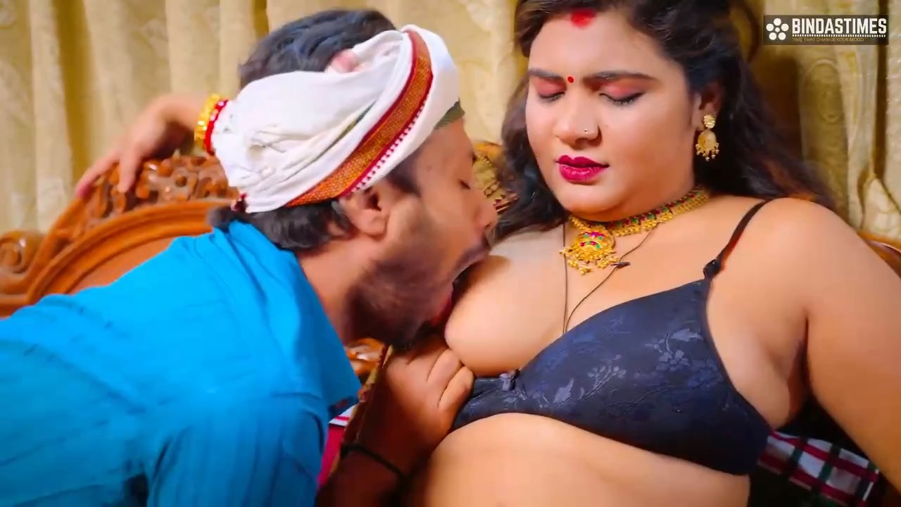 Desi Bihari Rasili Bhabi Alka Raj ko Do Tharki Naukoron Ne Milkar Choda by BindasTimes.ts snapshot 0