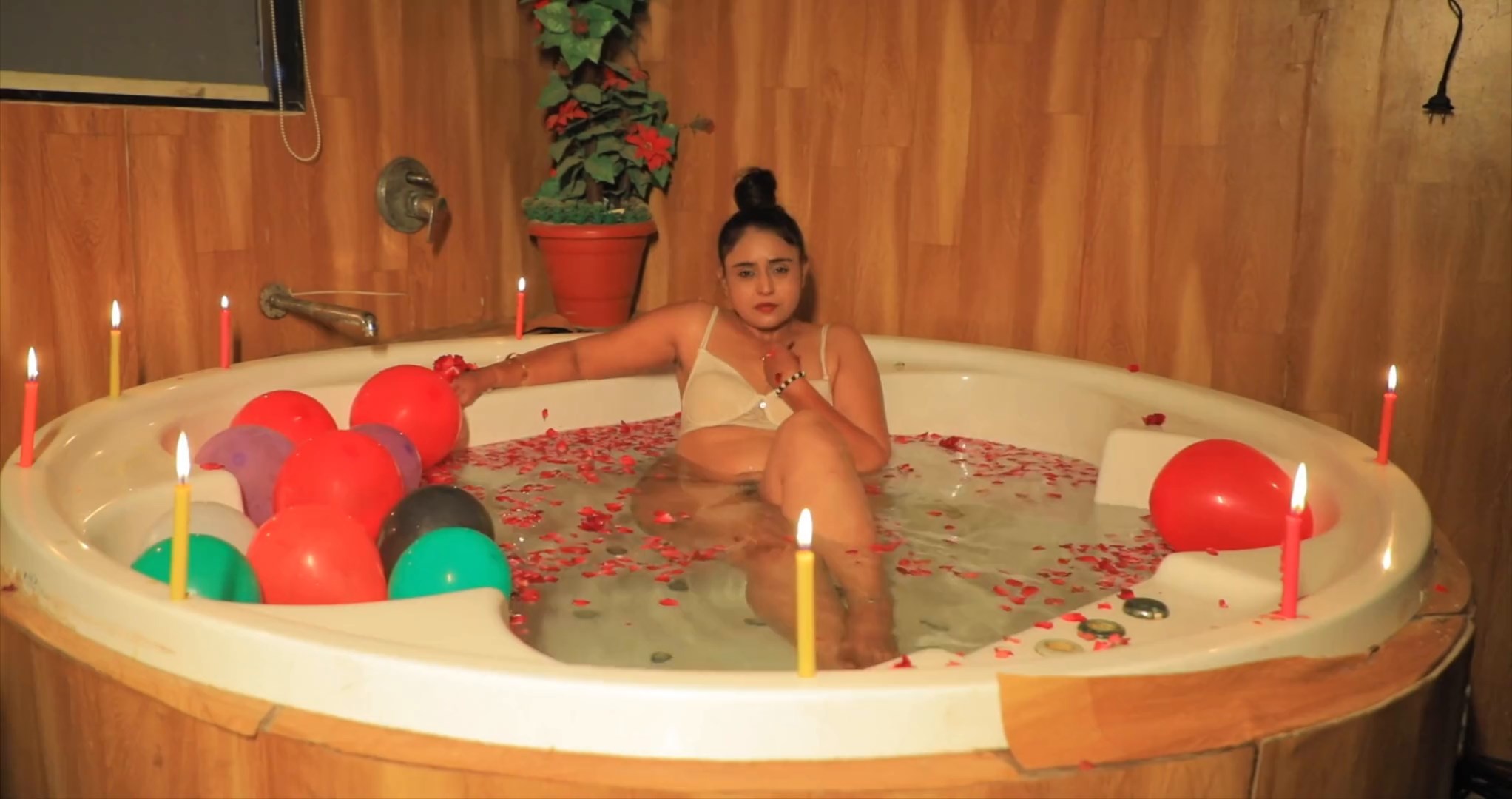 Pallavi Patil In the Bathtub.mp4 snapshot 00.16.666