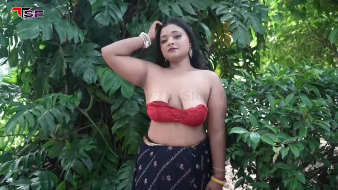 Bong Model Topless in Saree Shoot.mp4 snapshot 01.14.766