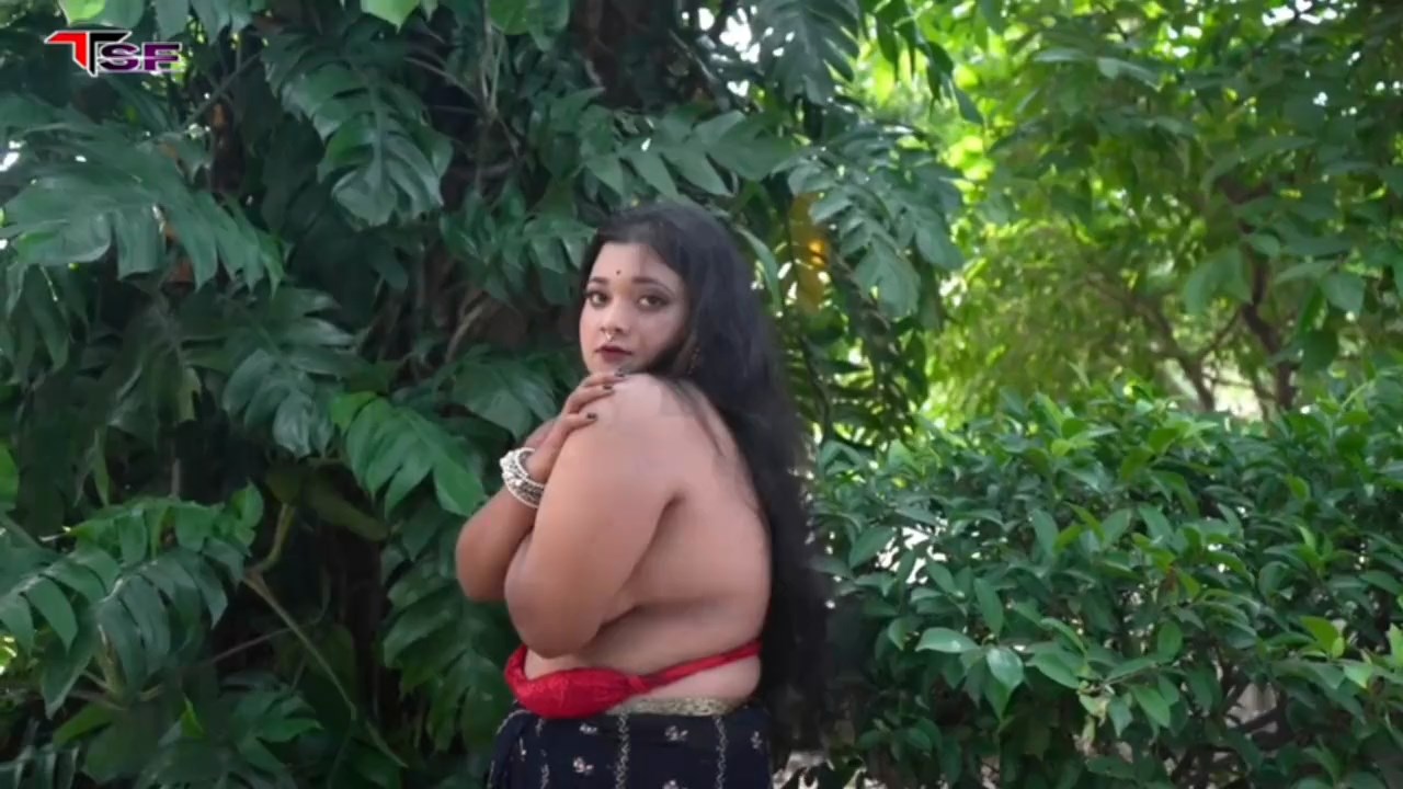 Bong Model Topless in Saree Shoot.mp4 snapshot 03.03.400